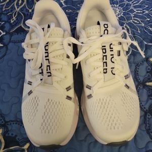 Cloudsurfer white sneakers size 6